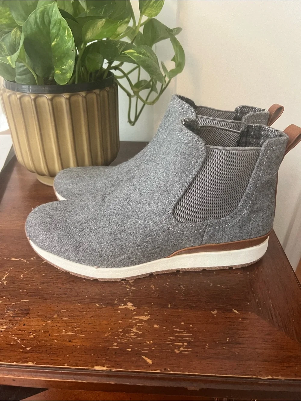 NWOT BOC Born Kara Faux Wool Ankle Chelsea Boots Booties Grey Pull On 8.5M